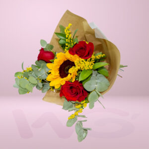 Ramo de Rosas con un Girasol