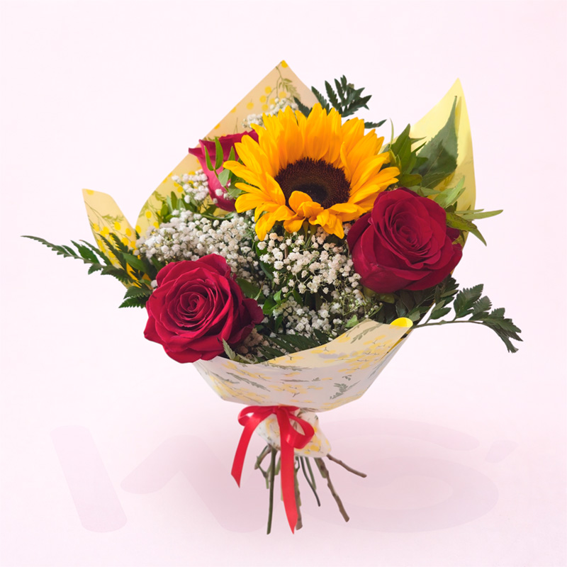 Ramo de rosas rojas con girasol y flores de relleno