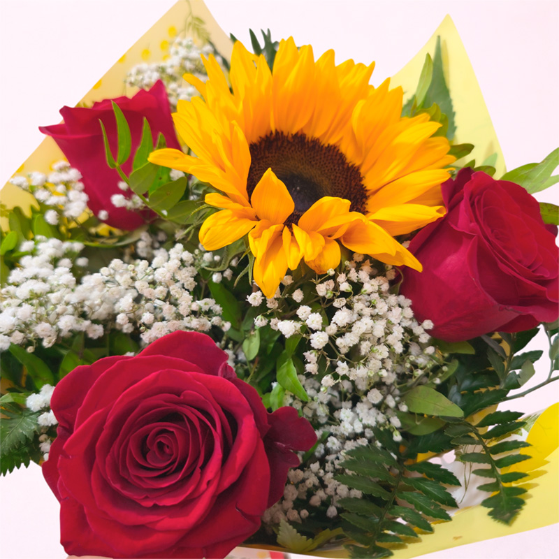 Ramo de rosas rojas con girasol y flores de relleno