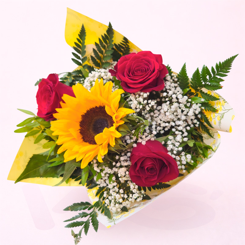 Ramo de rosas rojas con girasol y flores de relleno
