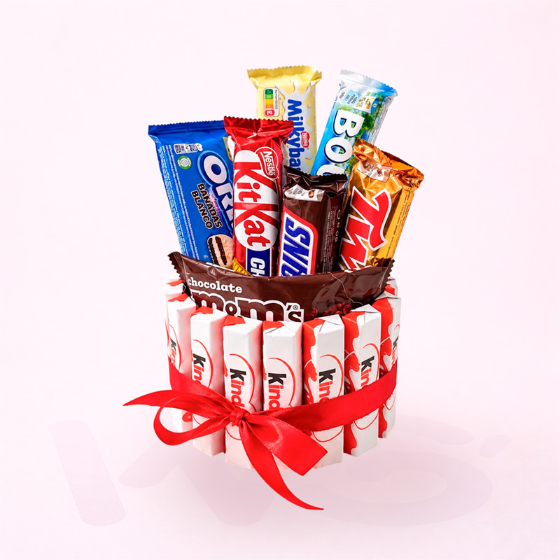 Kinder Special arreglo de chocolates con chocolatinas y lazo rojo