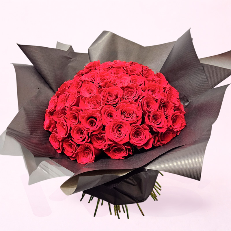 Ramo de rosas rojas premium envuelto en papel elegante tipo bouquet
