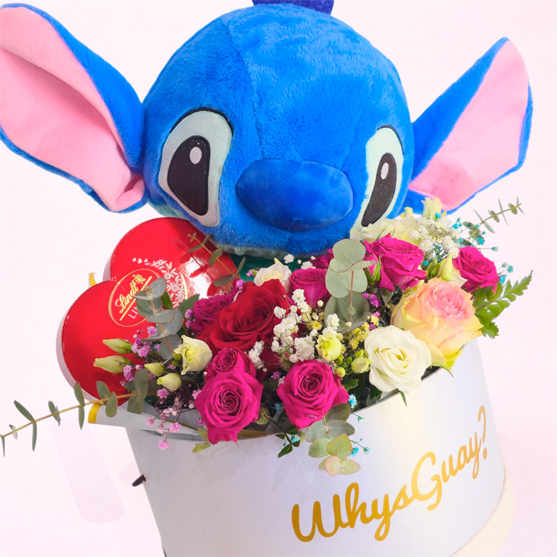 Caja de flores con rosas, chocolates y peluche de Stitch en caja decorativa