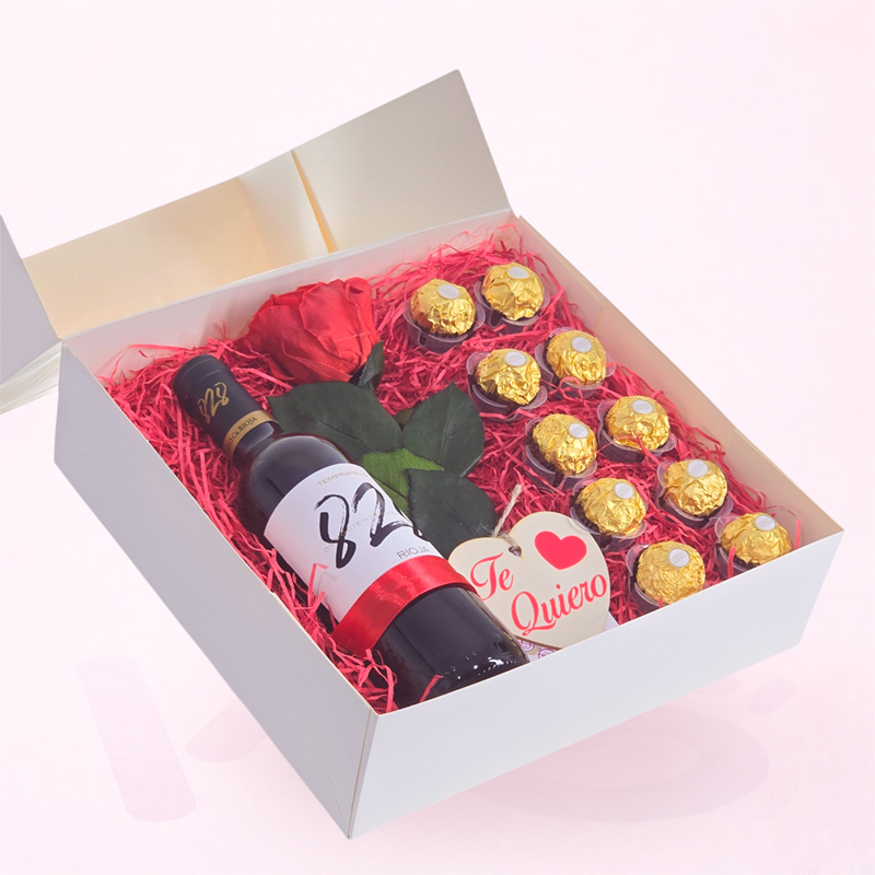 Caja regalo romántica con vino Rioja, bombones, rosa de tela y corazón con mensaje Te Quiero