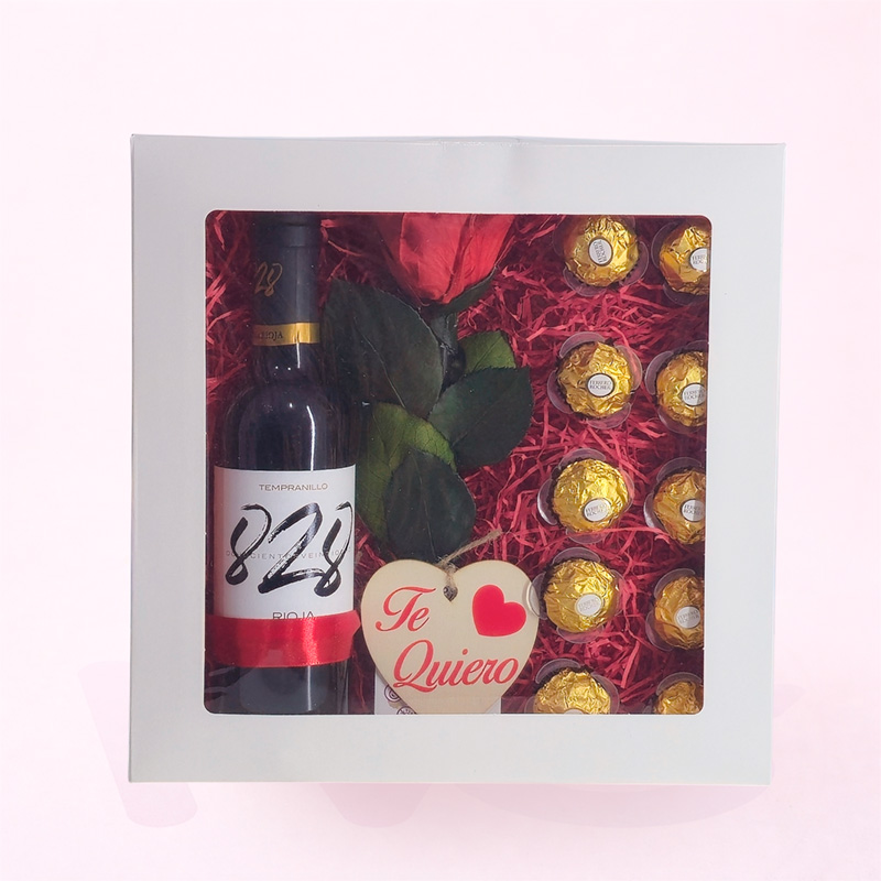 Caja regalo romántica con vino Rioja, bombones, rosa de tela y corazón con mensaje Te Quiero