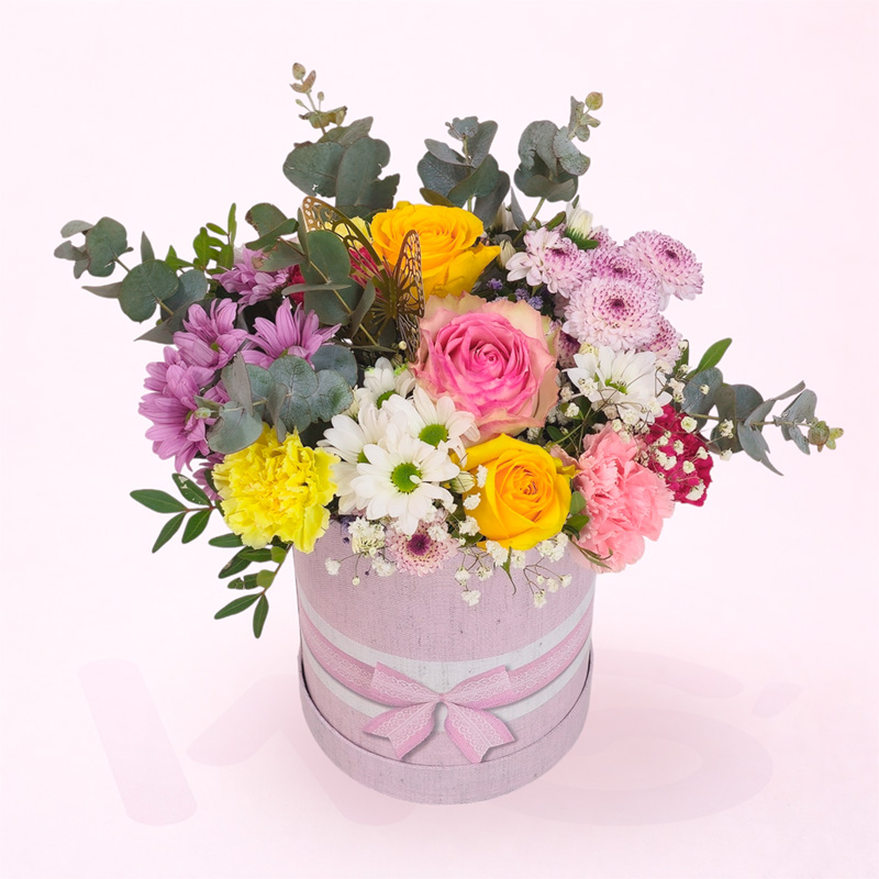 Caja de flores Amor de Primavera con rosas, claveles, margaritas y eucalipto en tonos variados
