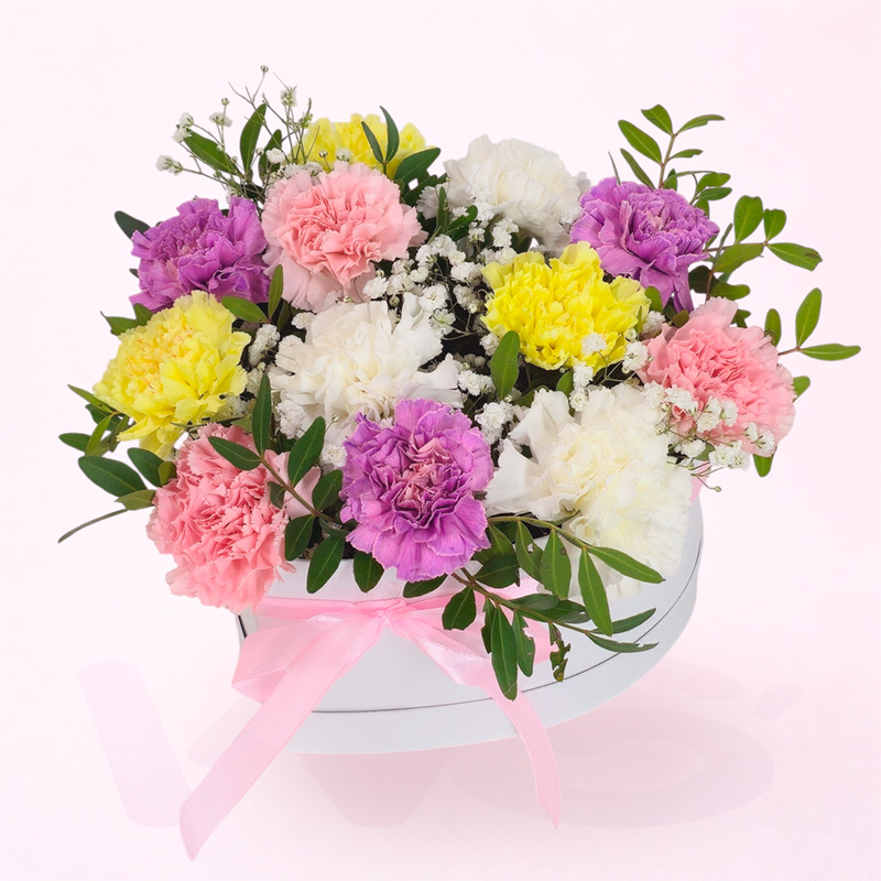 Caja de flores en forma de corazón con claveles de colores para el Día de la Madre