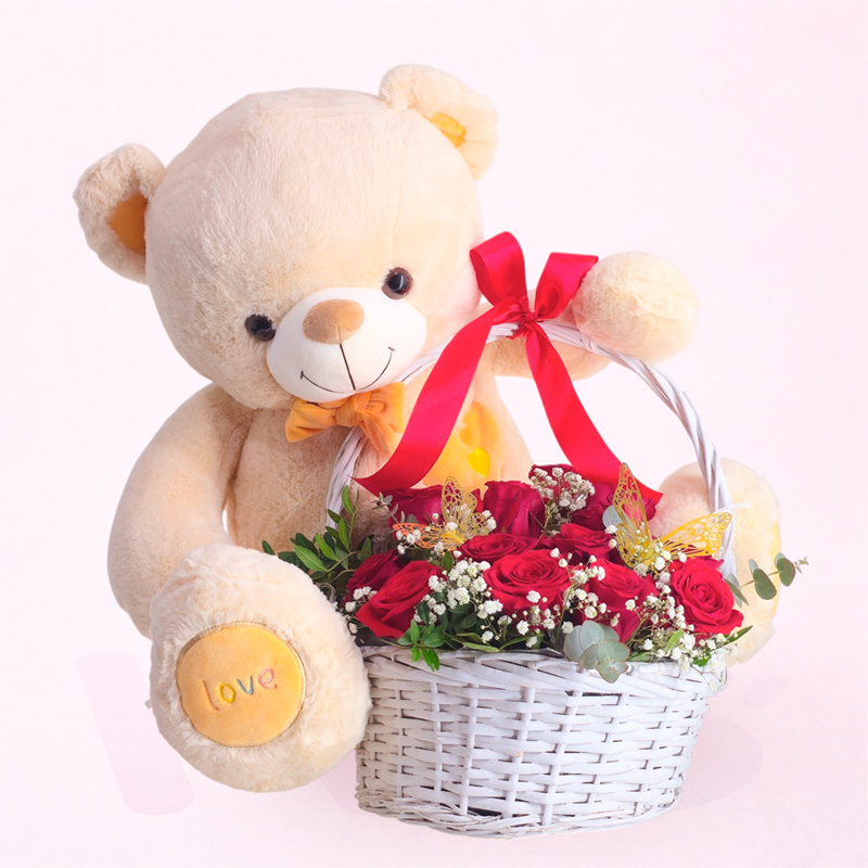 Cesta de rosas rojas con oso de peluche grande, paniculata y eucalipto en cesta blanca