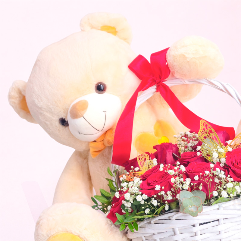 Cesta de rosas rojas con oso de peluche grande, paniculata y eucalipto en cesta blanca