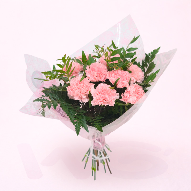 Ramo de claveles rosados con verdes decorativos envuelto en papel floral