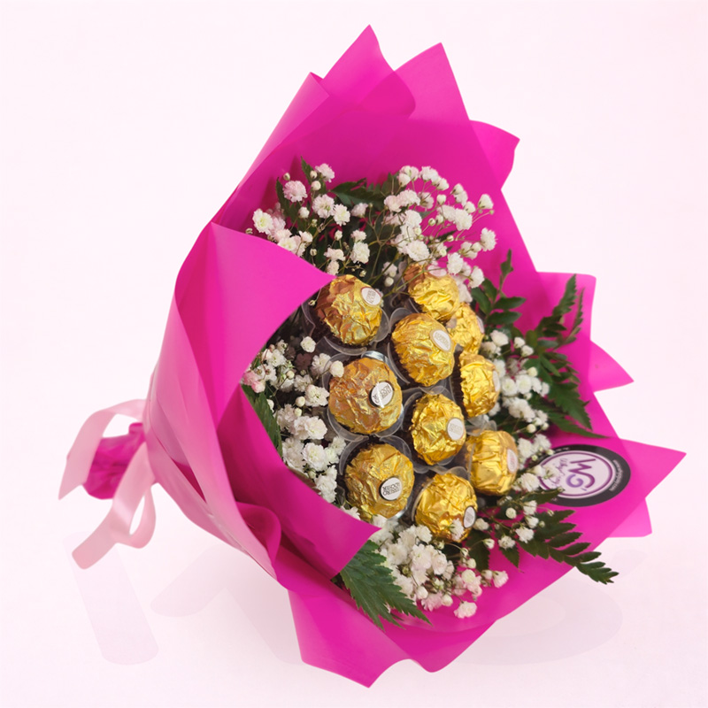 Bouquet de Ferrero Rocher decorado con paniculata y verdes en envoltorio elegante