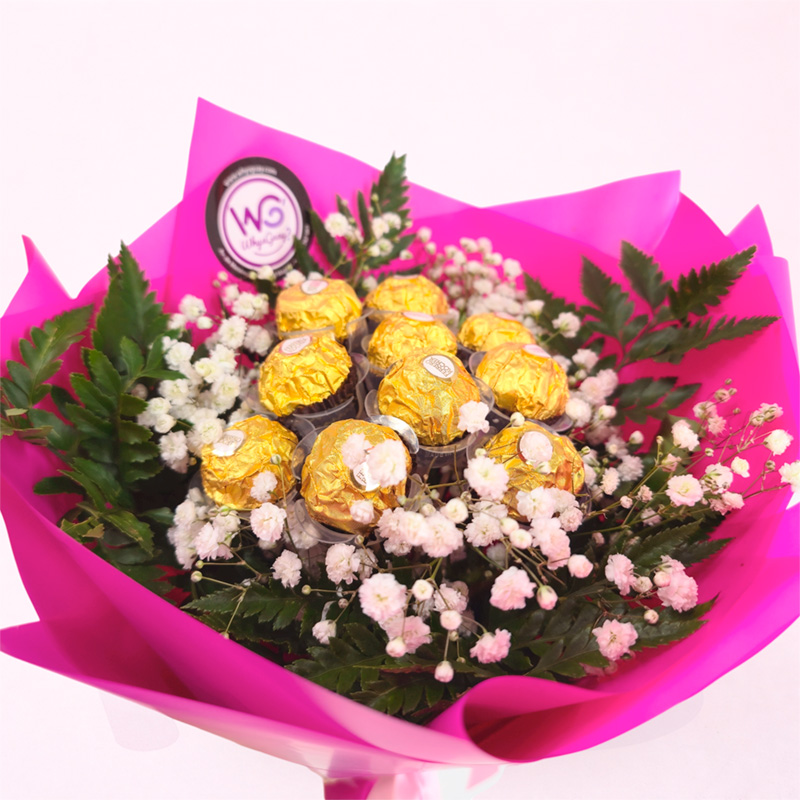 Bouquet de Ferrero Rocher decorado con paniculata y verdes en envoltorio elegante