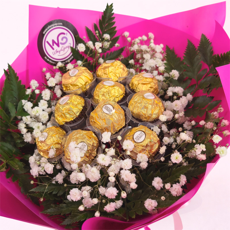 Bouquet de Ferrero Rocher decorado con paniculata y verdes en envoltorio elegante