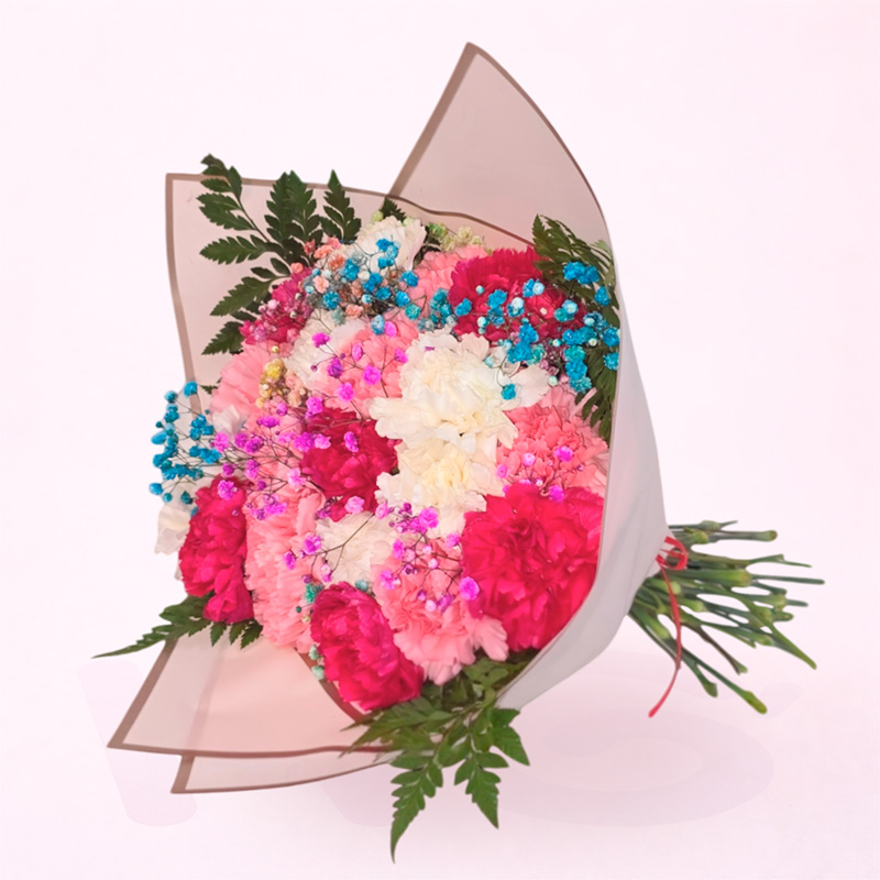 Ramo de claveles rosas y blancos con paniculata de colores para el Día de la Madre