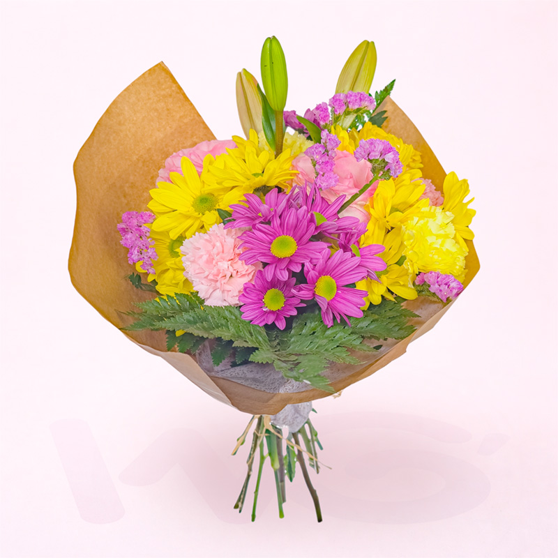 Ramo de flores en tonos rosas y amarillos con margaritas, rosas, claveles y lirio para el Día de la Madre