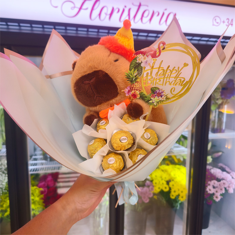 Peluche de capibara con gorro de cumpleaños y Ferrero Rocher