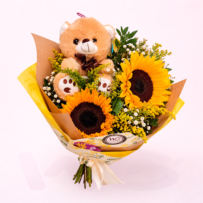 Ramo de dos girasoles con oso de peluche y flores amarillas